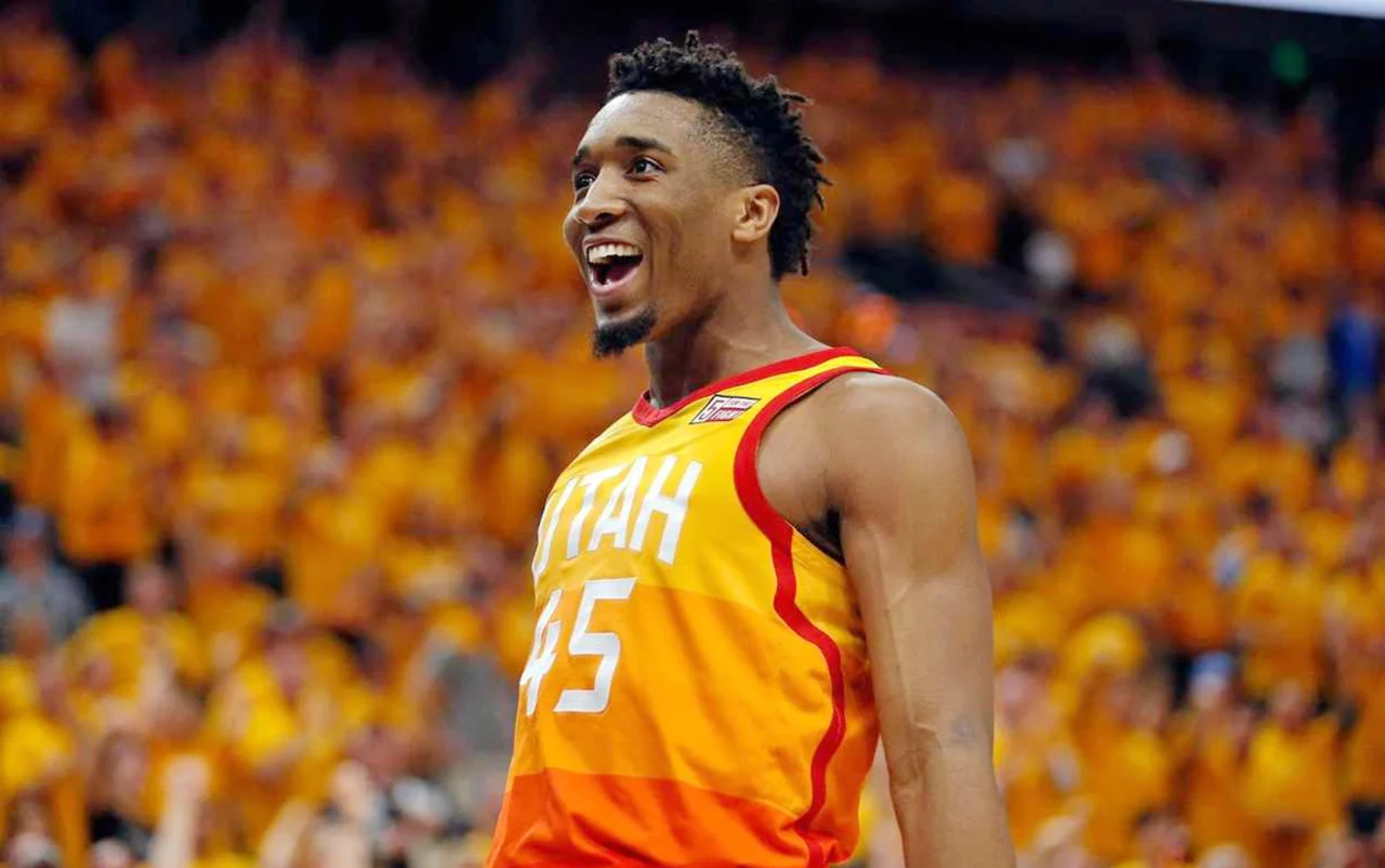 爵士牢牢控制大局!米切尔率队完美击溃对手创纪录(米切尔22分全队半场18记三分 爵士灭魔术迎九连胜) 爵士牢牢控制大局!米切尔率队完美击溃对手创纪录(米切尔22分全队半场18记三分 爵士灭魔术迎九连胜)