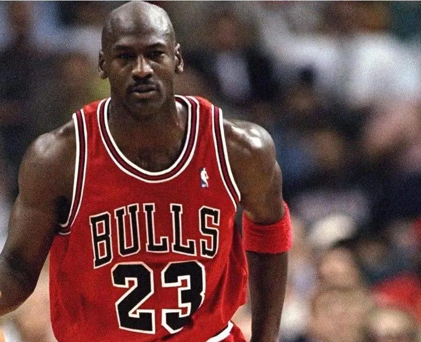 星空体育电竞-比分惊天：谁将力压群雄，夺取胜局？的简单介绍