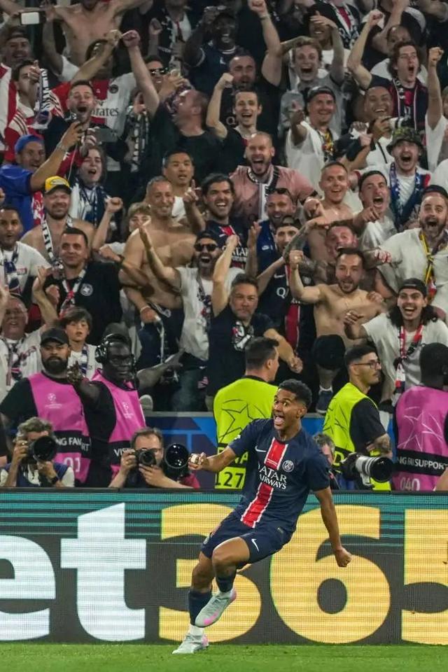 星空体育官网登录网址-法国联赛球迷疯狂为球队打气