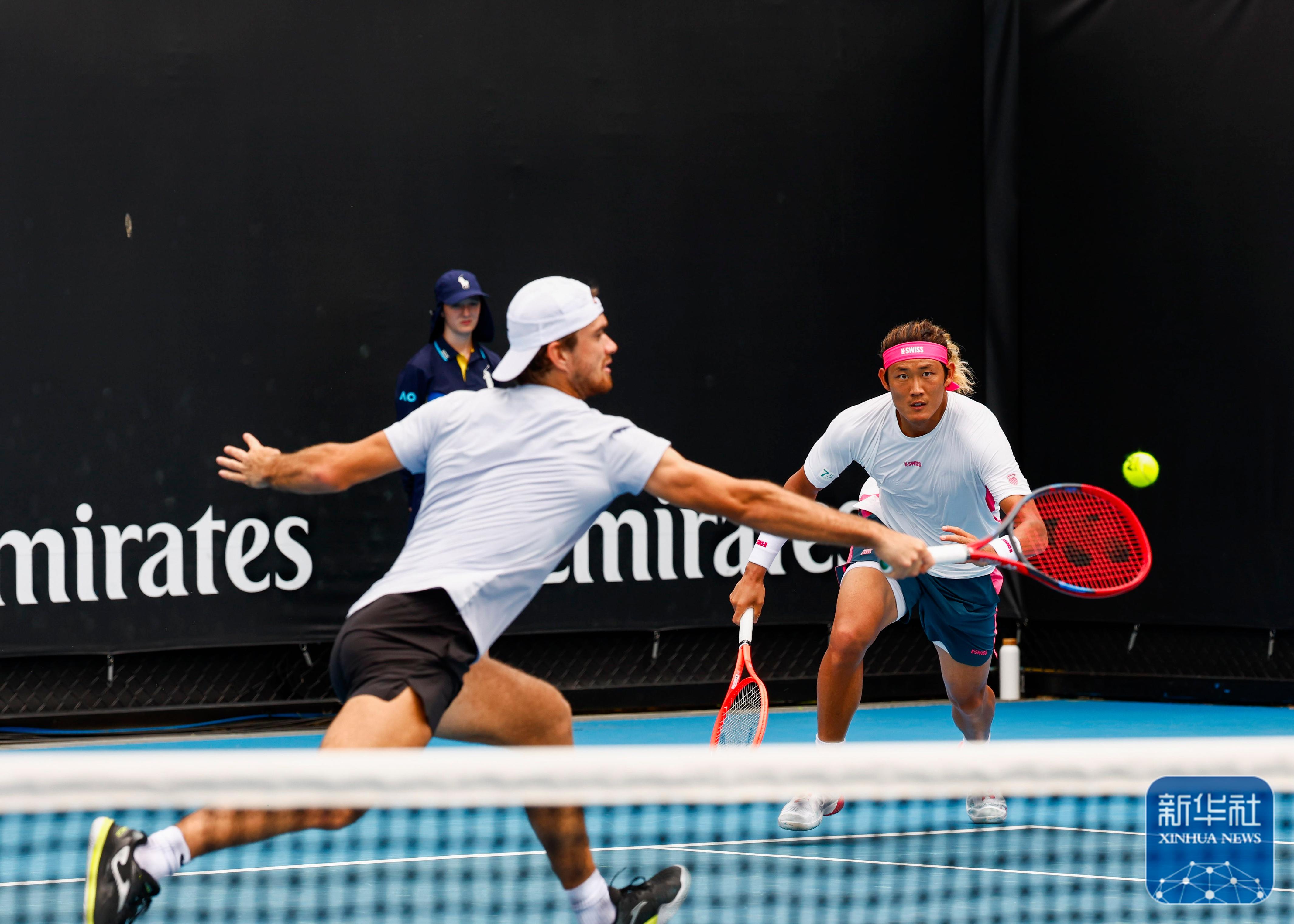 星空体育活动-网球选手在双打比赛中携手登顶领奖台