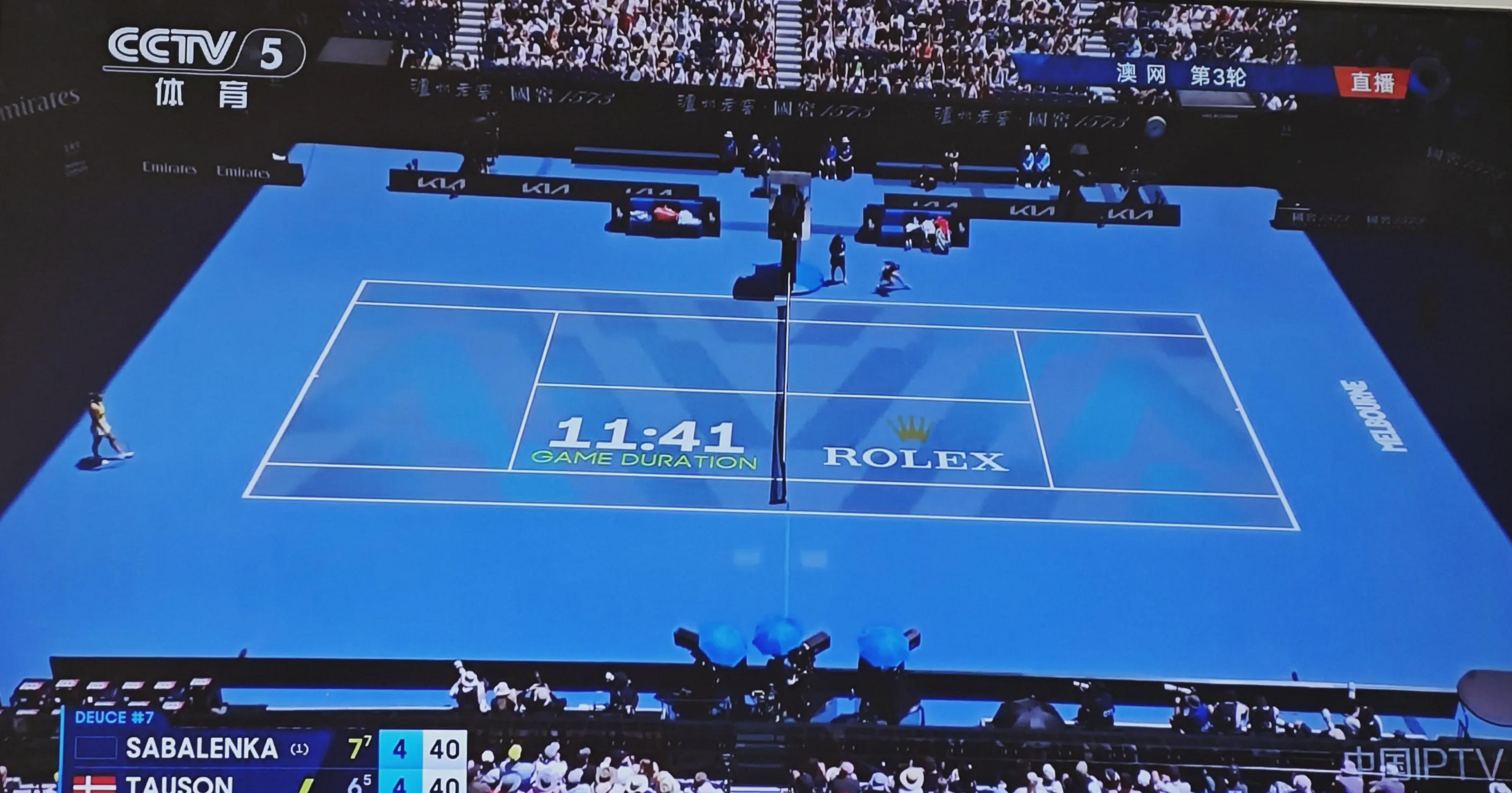 网球选手在双打比赛中携手登顶领奖台 网球选手在双打比赛中携手登顶领奖台