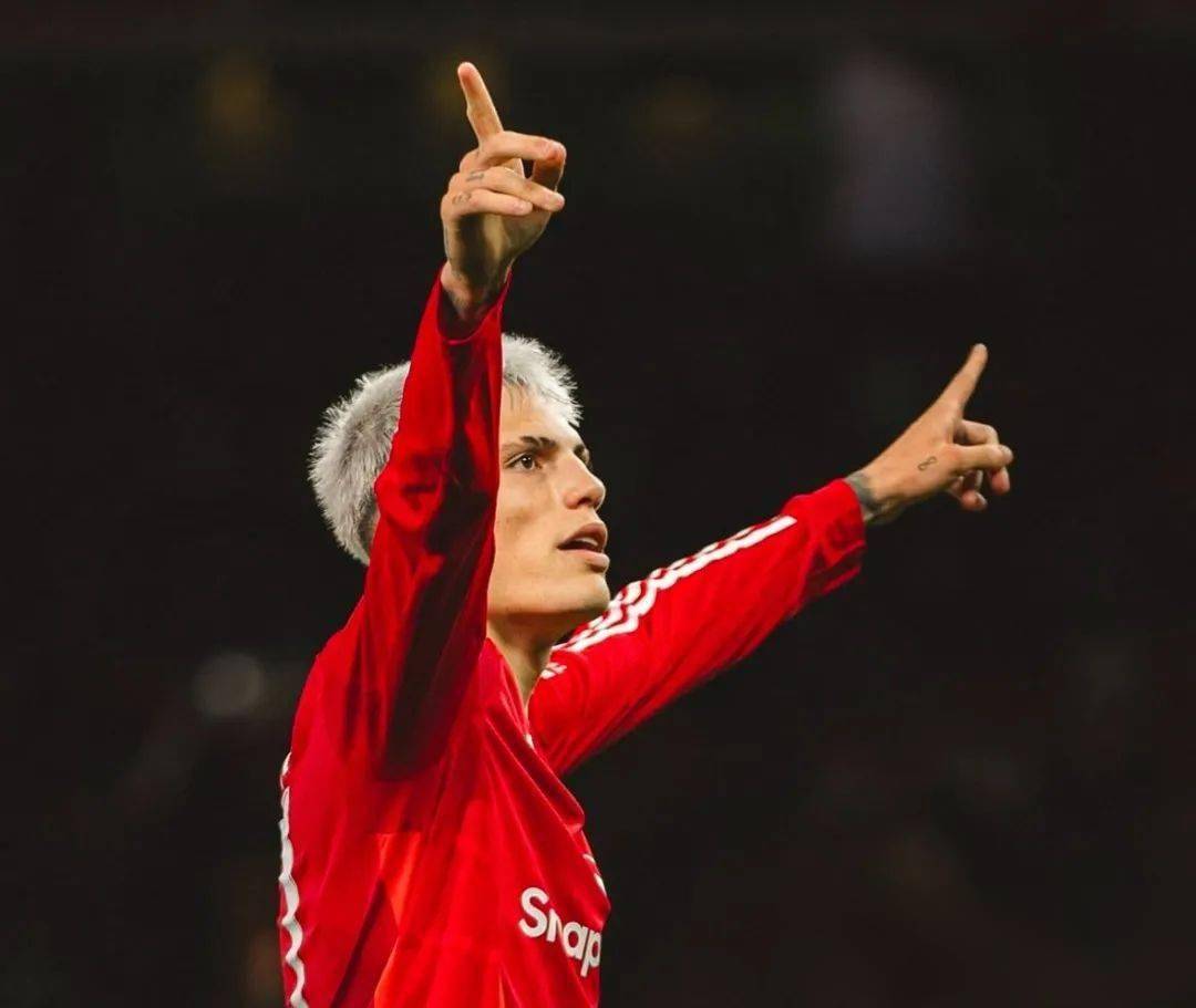 阿贾克斯昂首晋级,继续保持不败 阿贾克斯昂首晋级,继续保持不败