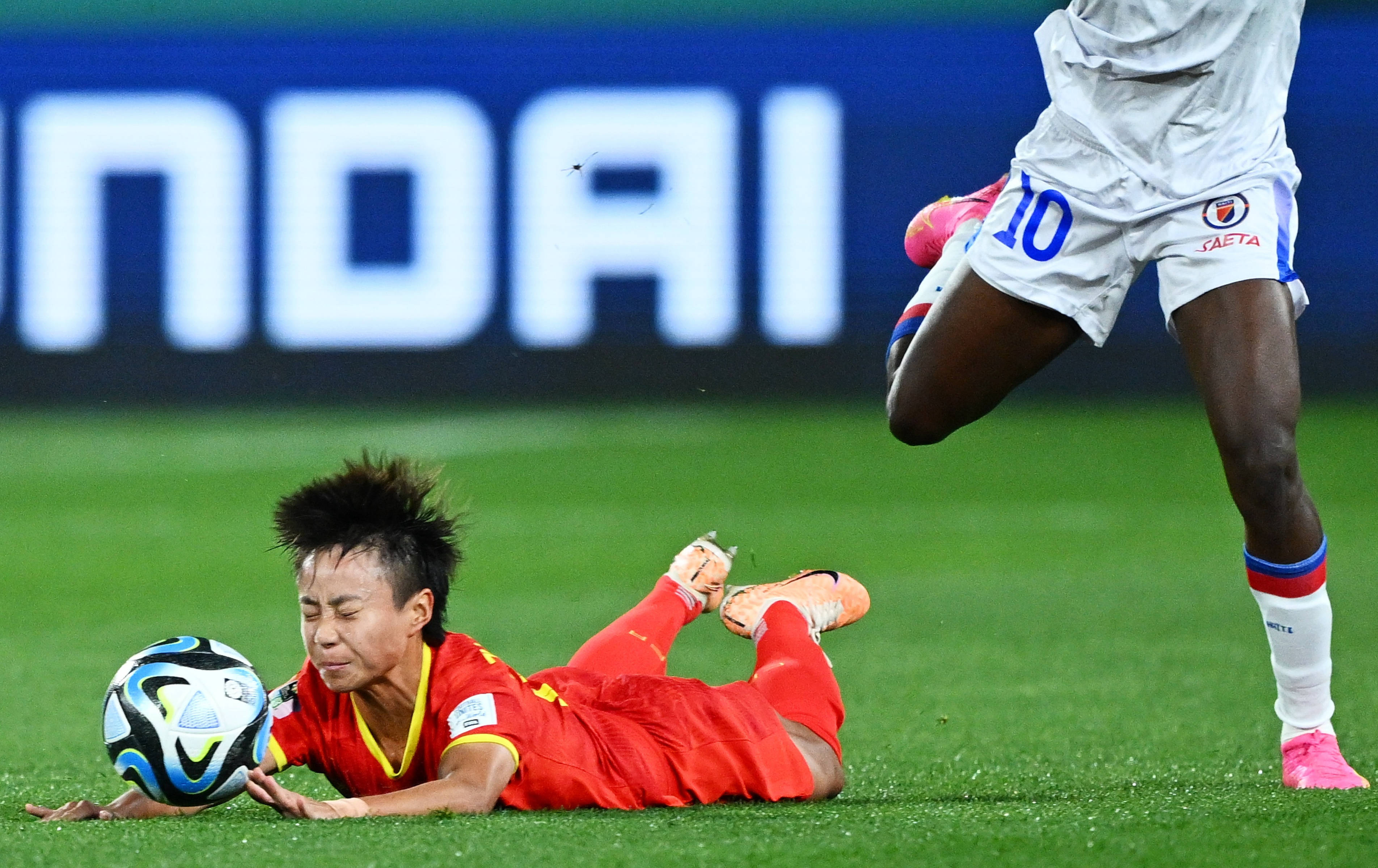 精彩瞬间回放！女足比赛场面感人至深的简单介绍