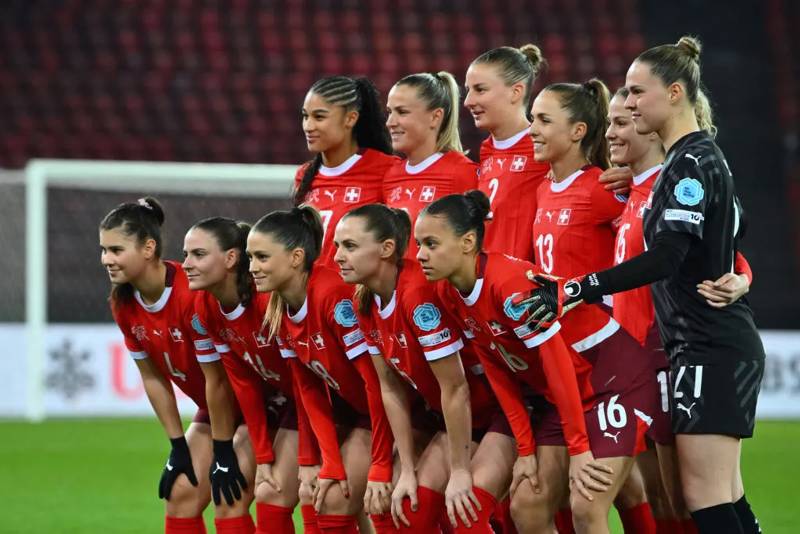 挪威女足队员在对阵法国队时力压对手 挪威女足队员在对阵法国队时力压对手