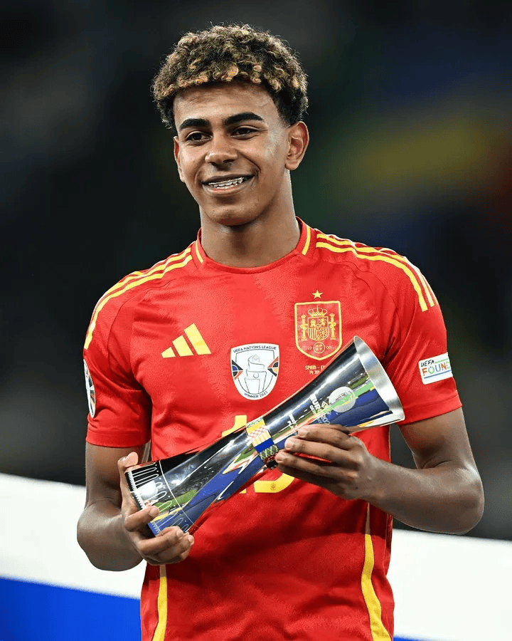 星空体育中国官网-欧洲足坛前辈再战赛场，展示实力