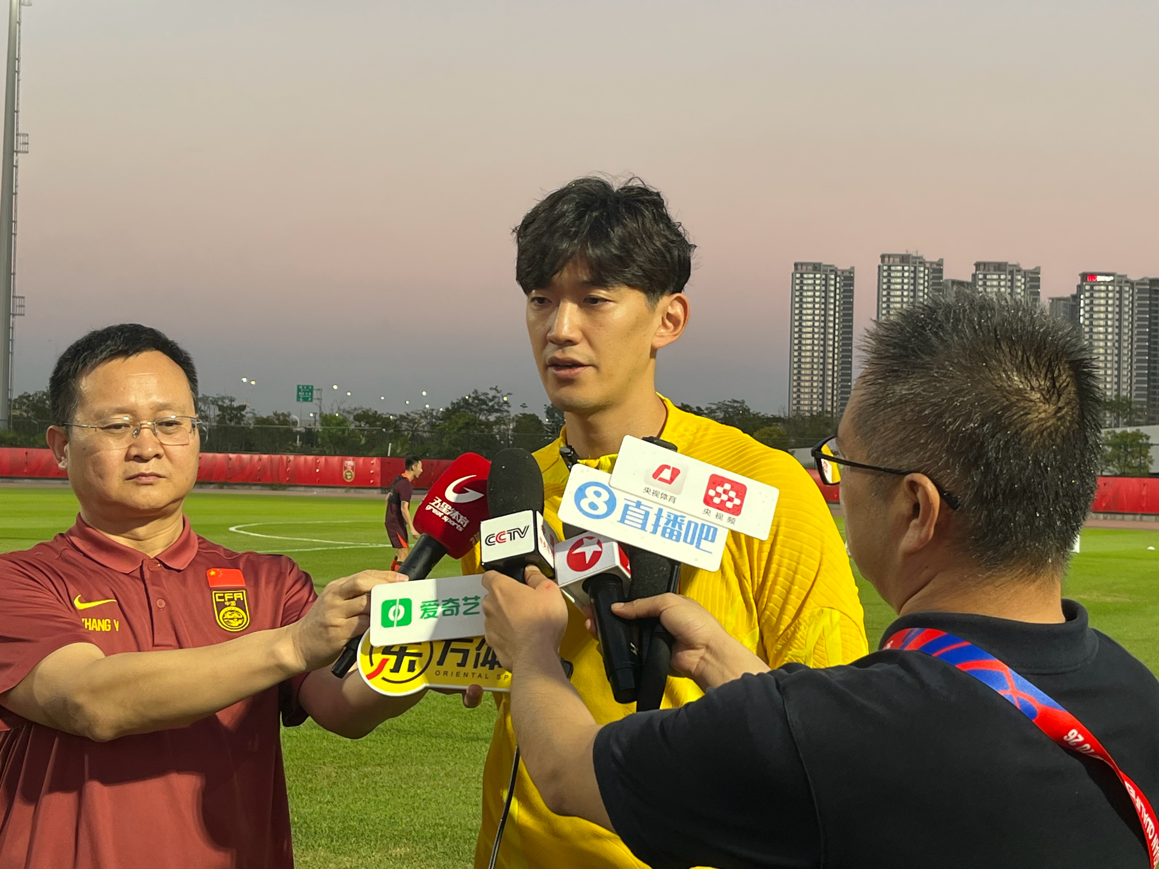 星空体育app下载-国米球迷涌入训练基地，声援球队备战下一场比赛的简单介绍