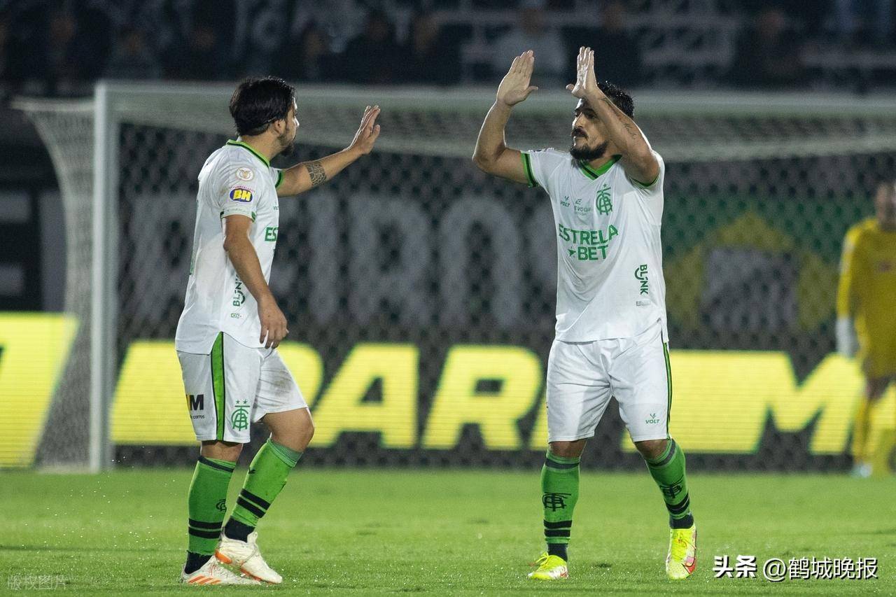 国米球迷涌入训练基地，声援球队备战下一场比赛的简单介绍