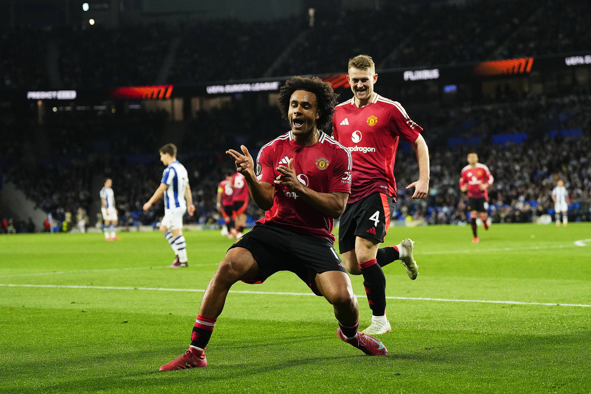 曼联险胜晋级欧联杯淘汰赛，豪取三分