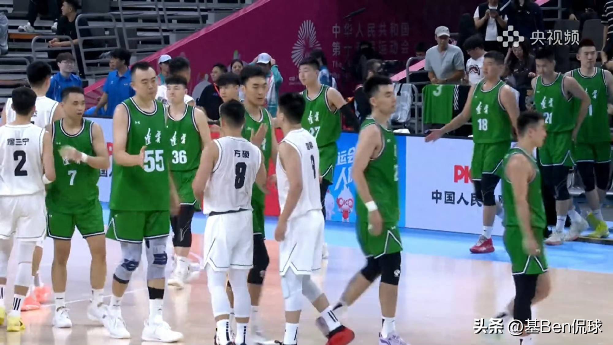 球队队员在比赛中发挥出色,获得胜利 球队队员在比赛中发挥出色,获得胜利