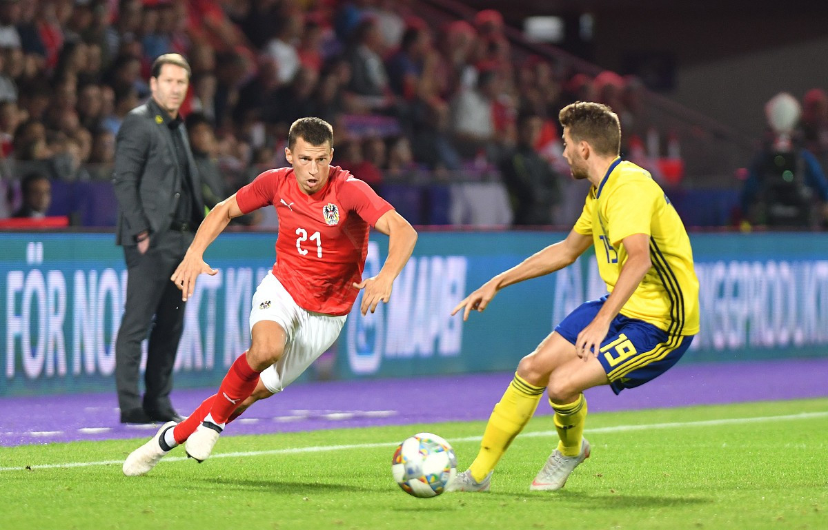 奥地利队力争三分,对阵爱沙尼亚队 奥地利队力争三分,对阵爱沙尼亚队